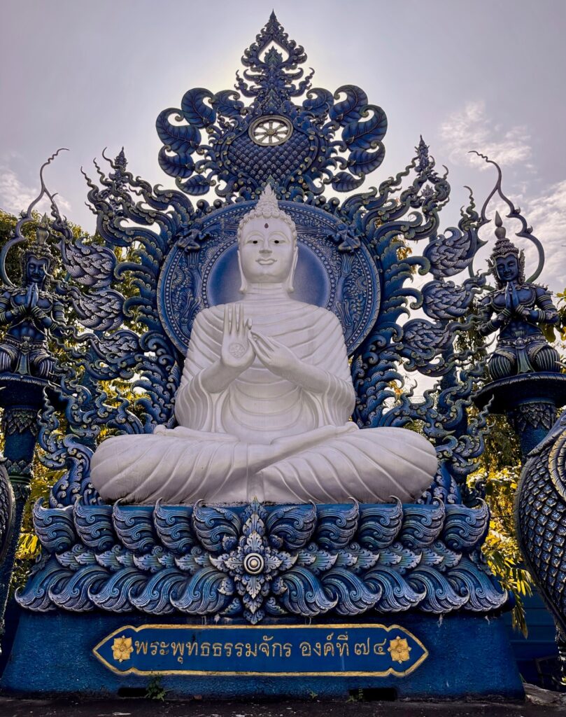 weißer Buddha im blaue Tempel
